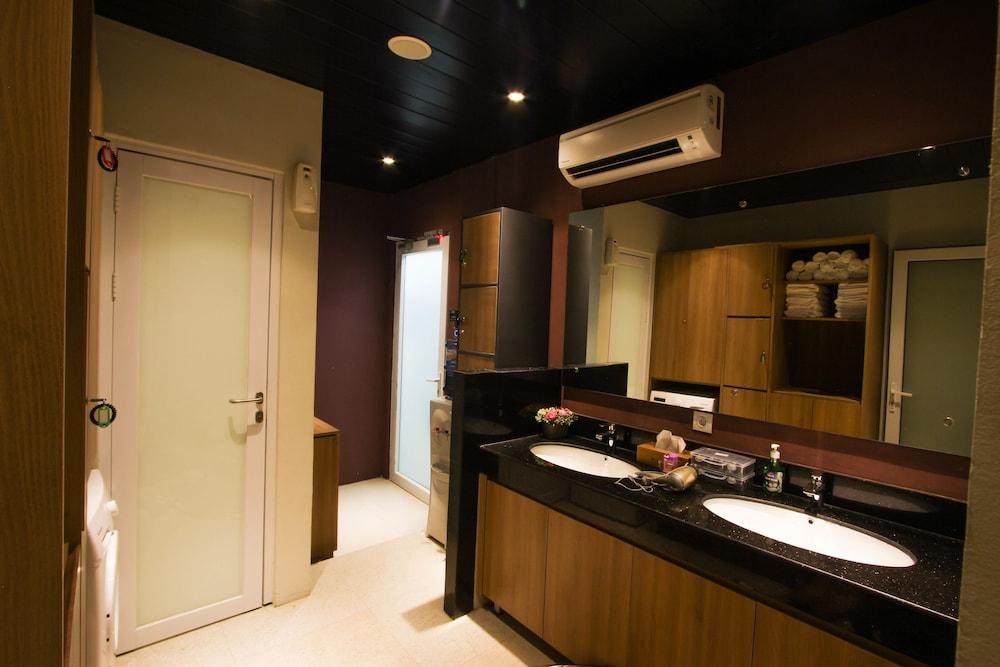Kuretakeso Kemang Hotel Jakarta Exterior photo