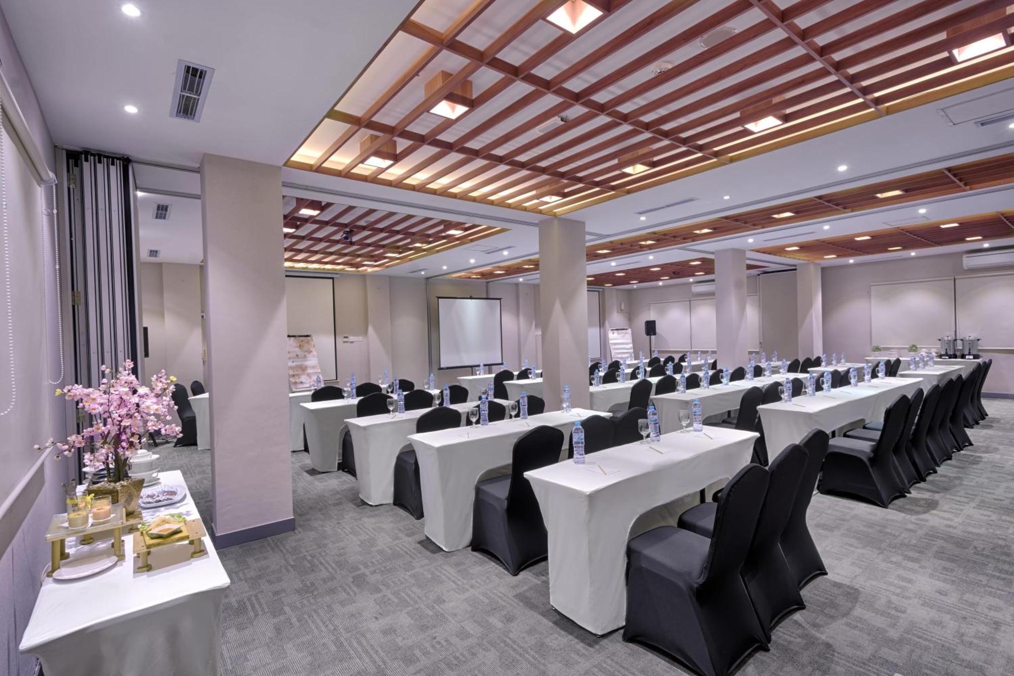 Kuretakeso Kemang Hotel Jakarta Exterior photo